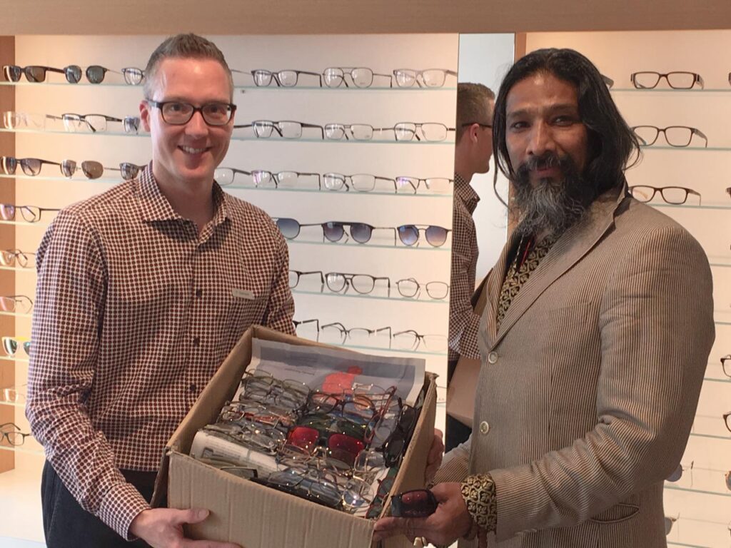 Philip Gamper übergibt 200 Brillenfassungen von Kunden und aus dem eigenen Lager an Sunheart Nowak